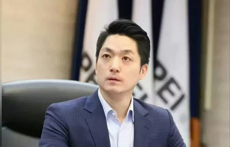 中国台北市长蒋万安在赴议会施政报告时遭，民进党多个市议员追问是否认同“郑丽文说‘