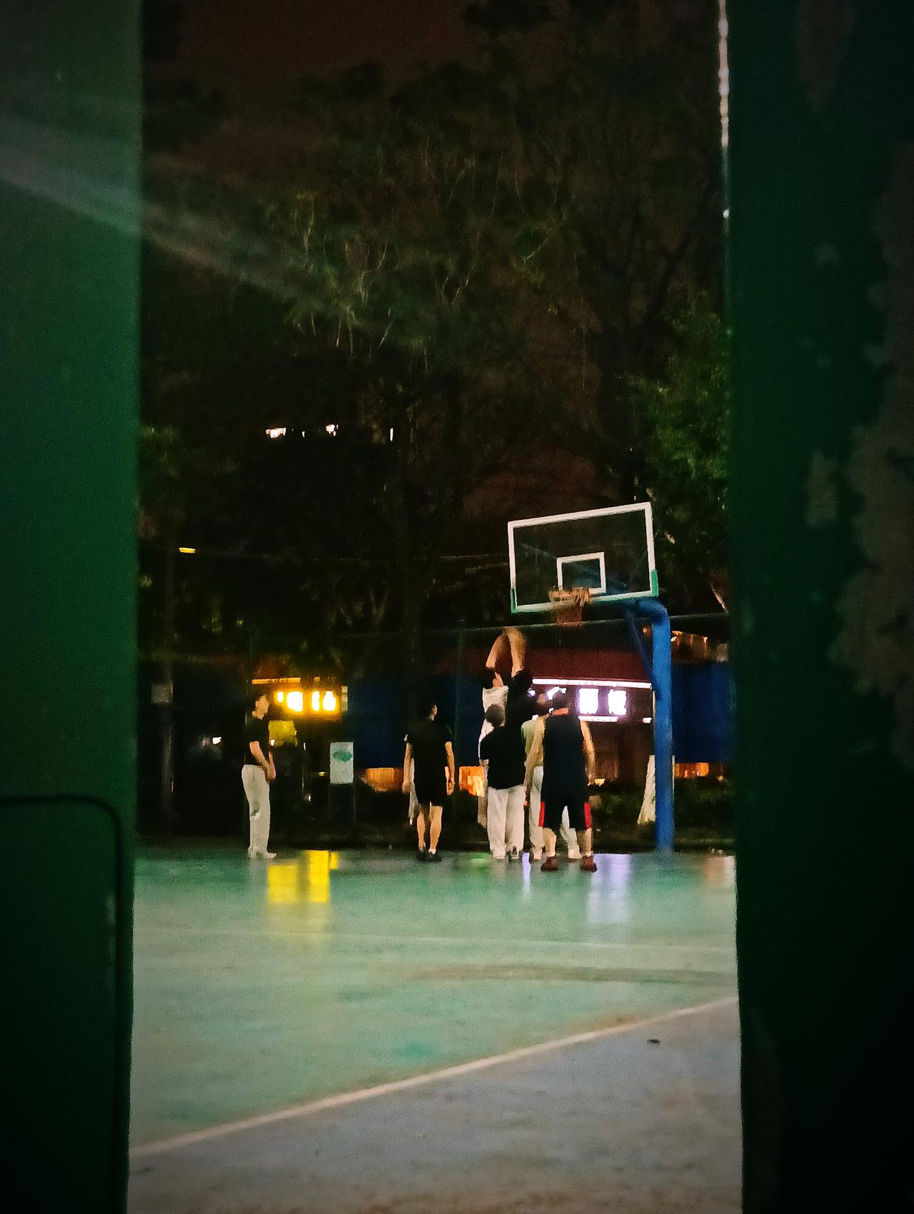 暮色四合，城市的霓虹还在远处闪烁，我揣着一身职场的疲惫，踏进了家附近的篮球场。