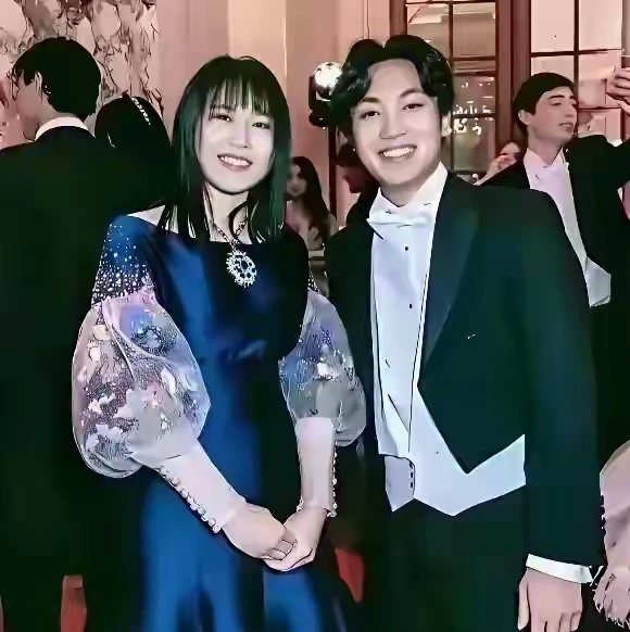 张艺谋的儿子与女儿合影日常文案