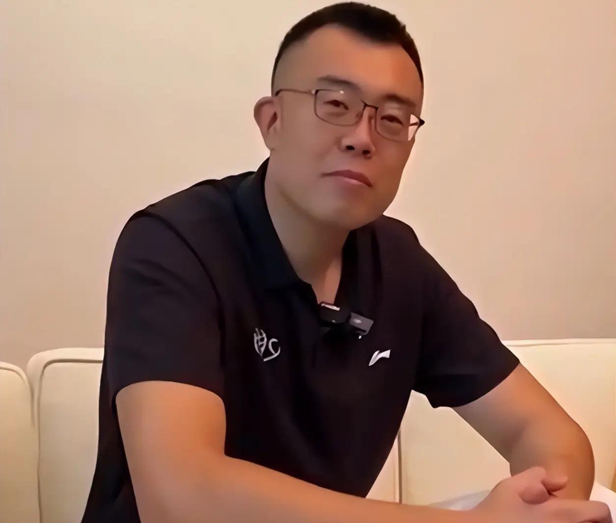 我勒个去！39岁韩德君刚退役不到一年，今天上午辽宁沈阳三生飞豹篮球俱乐部直接一纸