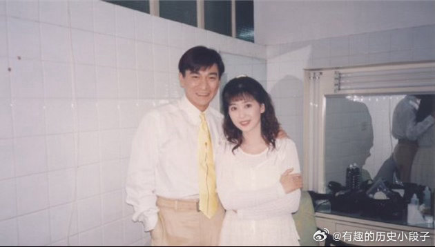 1995年春晚后台 刘德华 孟庭苇珍贵合影当年刘德华唱的是《忘情水》，至今记忆犹