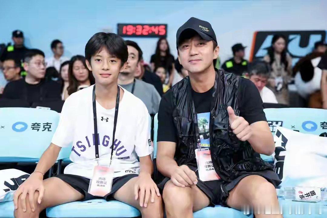 邓超儿子等等正脸近照谁能拒绝邓超父子和姚明同框看篮球赛啊！等等 13 岁真的长好