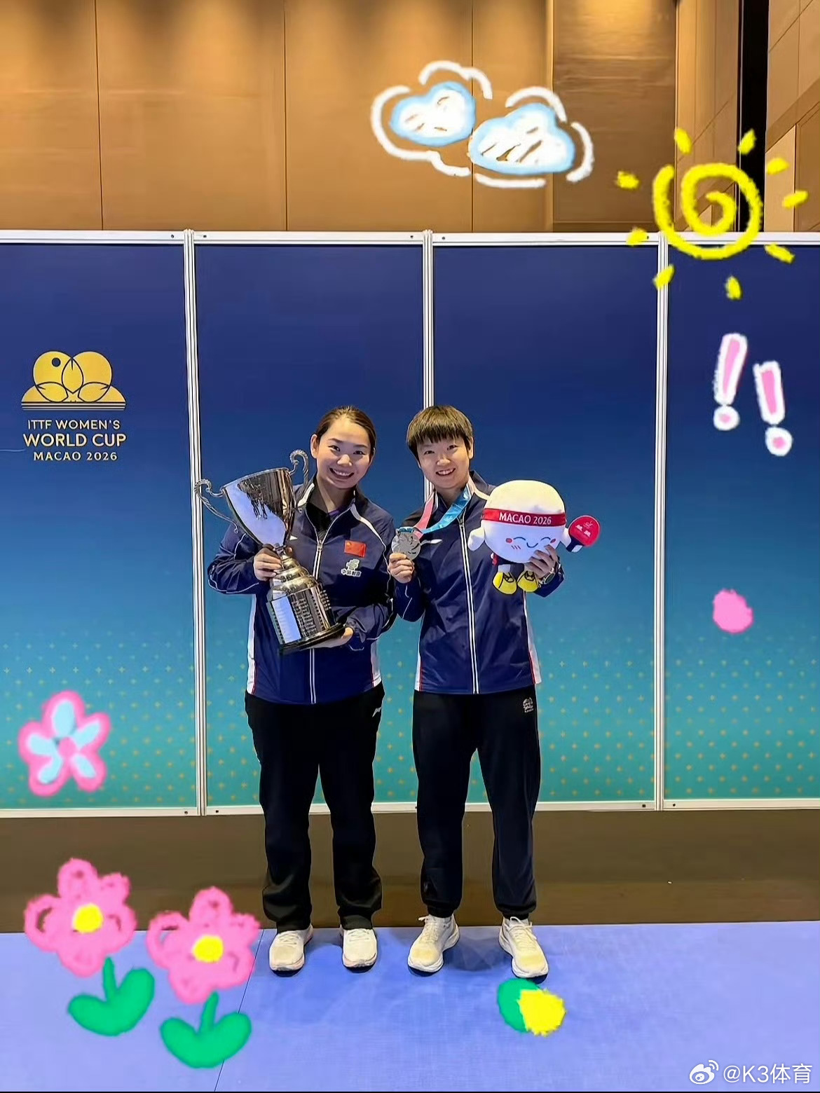 孙颖莎与何卓佳分享奖杯莎莎的可爱加上卓佳笑容，妥妥的把荣誉分享给最好的姐妹。 