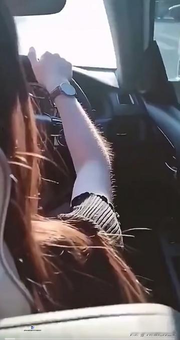 在一方移动的小天地
阳光透过车窗，洒在她身上
长发如褐色的溪流
丝丝缕缕，随风轻