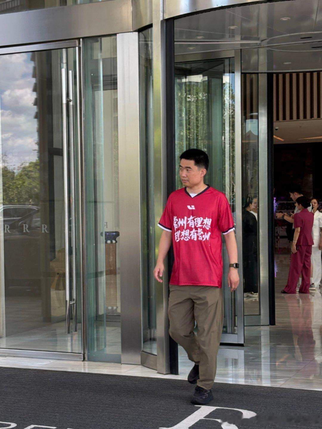 李想开i8现身常州李厂长来给常州助阵[666]苏超联赛﻿理想汽车 ​​​