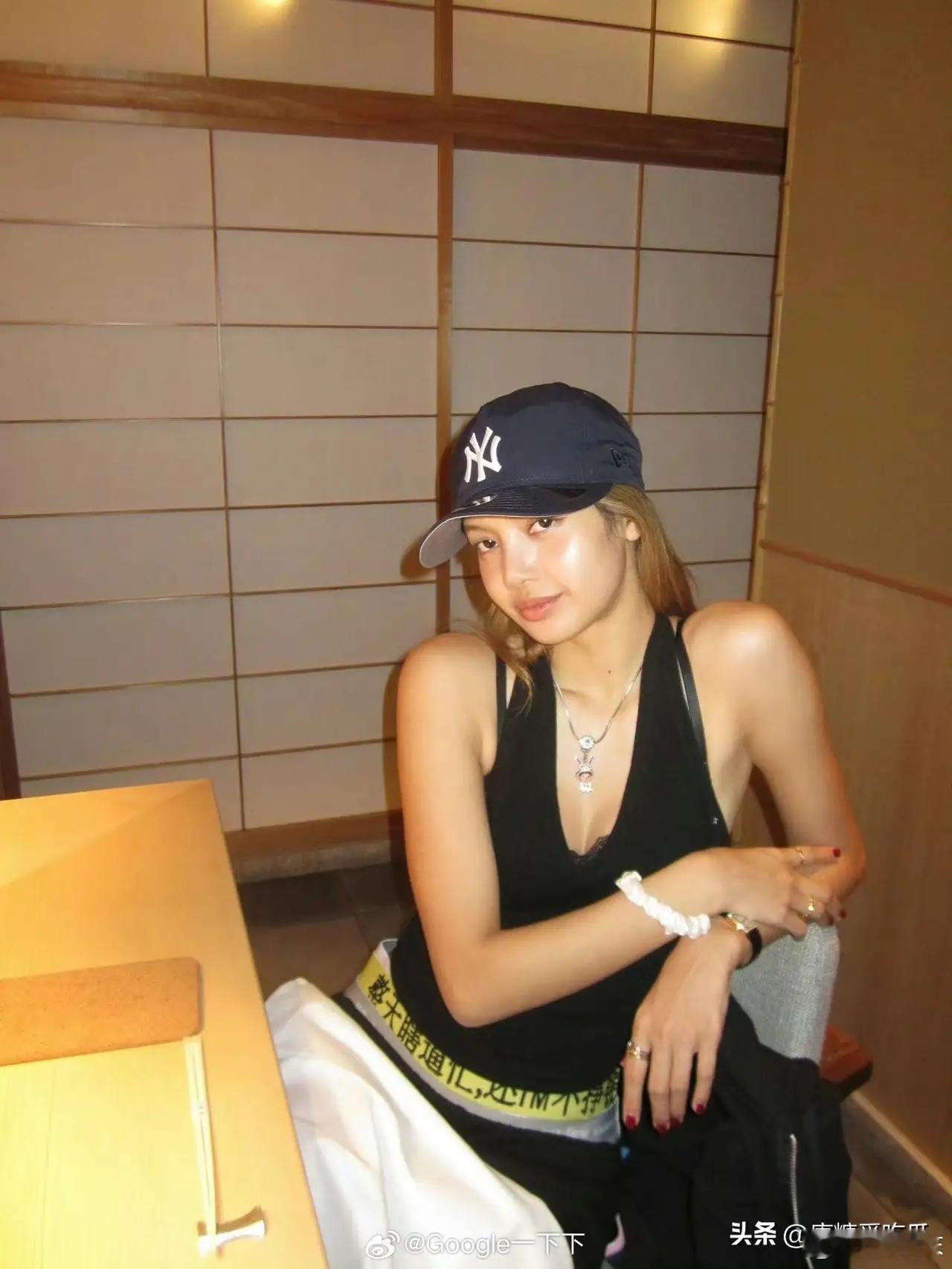 一觉醒来我这个职场牛马沉默了Lisa 到底是在玩梗还是在凡尔赛呀，穿个裤子，还有
