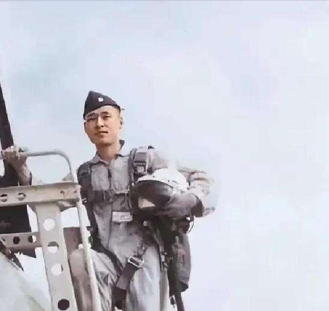 台湾地区空军飞行员谢翔鹤，1964年被解放军俘虏，拒不投降，只为能重回台湾地区效