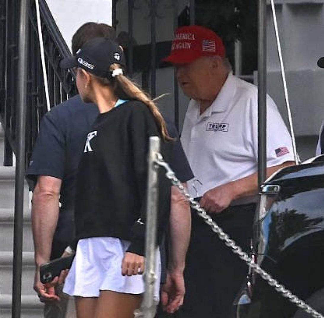 特朗普明天会不会观看阅兵？CNN会直播，福克斯会报道，这是他最爱看的两家电视台。