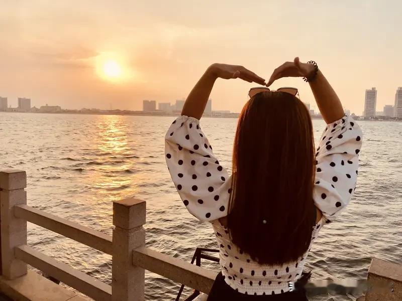 以前总认为，
只要我真心待人，
别人一定会以诚相待。
现在才发现，
原来真心并不