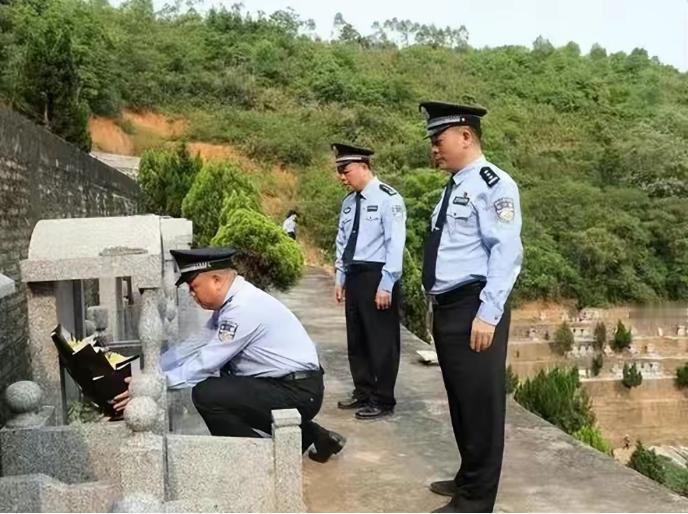 1997年，毒贩赵勇夫妇被抓。22岁的警察严婷，听见赵勇在关押室里大喊大叫。她放