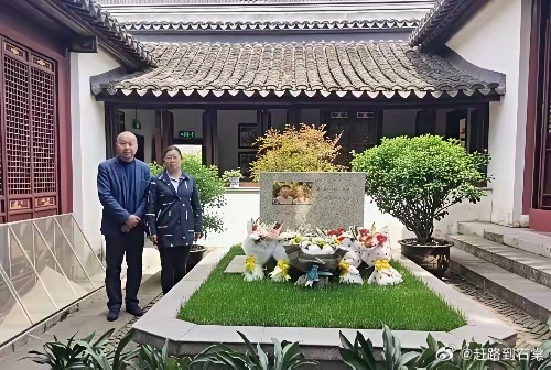2018年，粟裕长孙粟志军携夫人来到爷爷粟裕、奶奶楚青的合葬墓前祭奠时，留下的一
