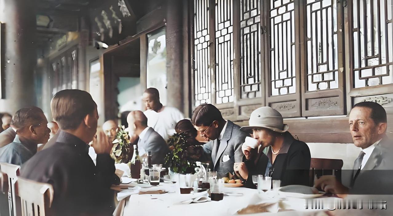 1926年，瑞典王储一行在北海吃早餐，放现在看就是个“跨次元混搭秀”！您想啊，北