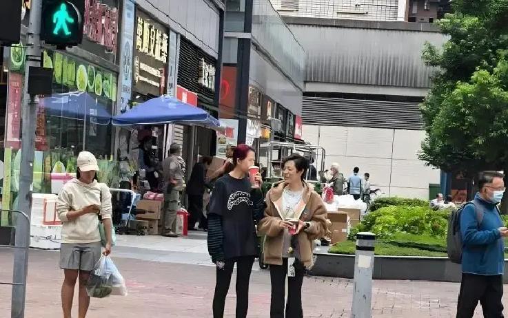 蔡少芬陈法蓉香港逛街不遮挡，全程没人围堵，这差距太真实了

最近网友偶遇蔡少芬跟