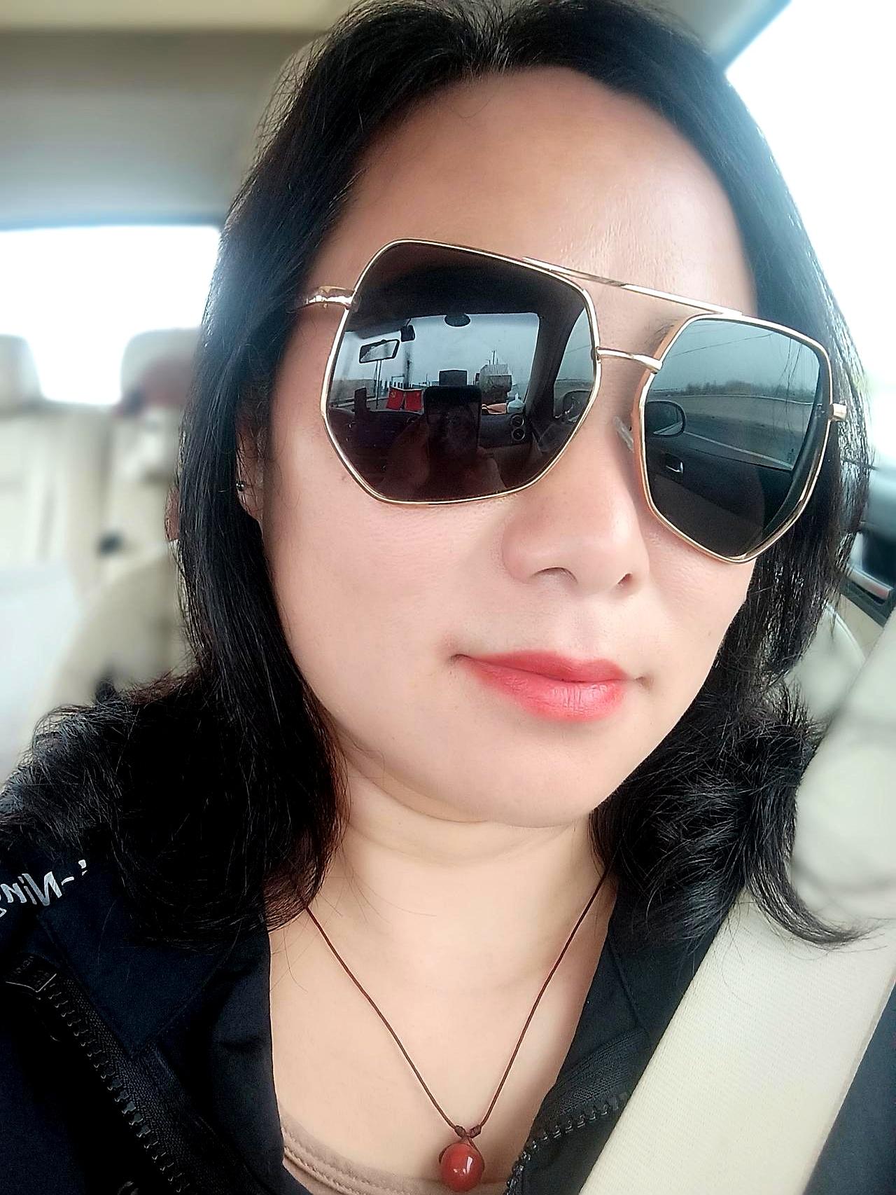 你说开车这脾气急，到底图个啥？
图那罚单好看还是图扣分痛快？
今儿去吃席，路上老