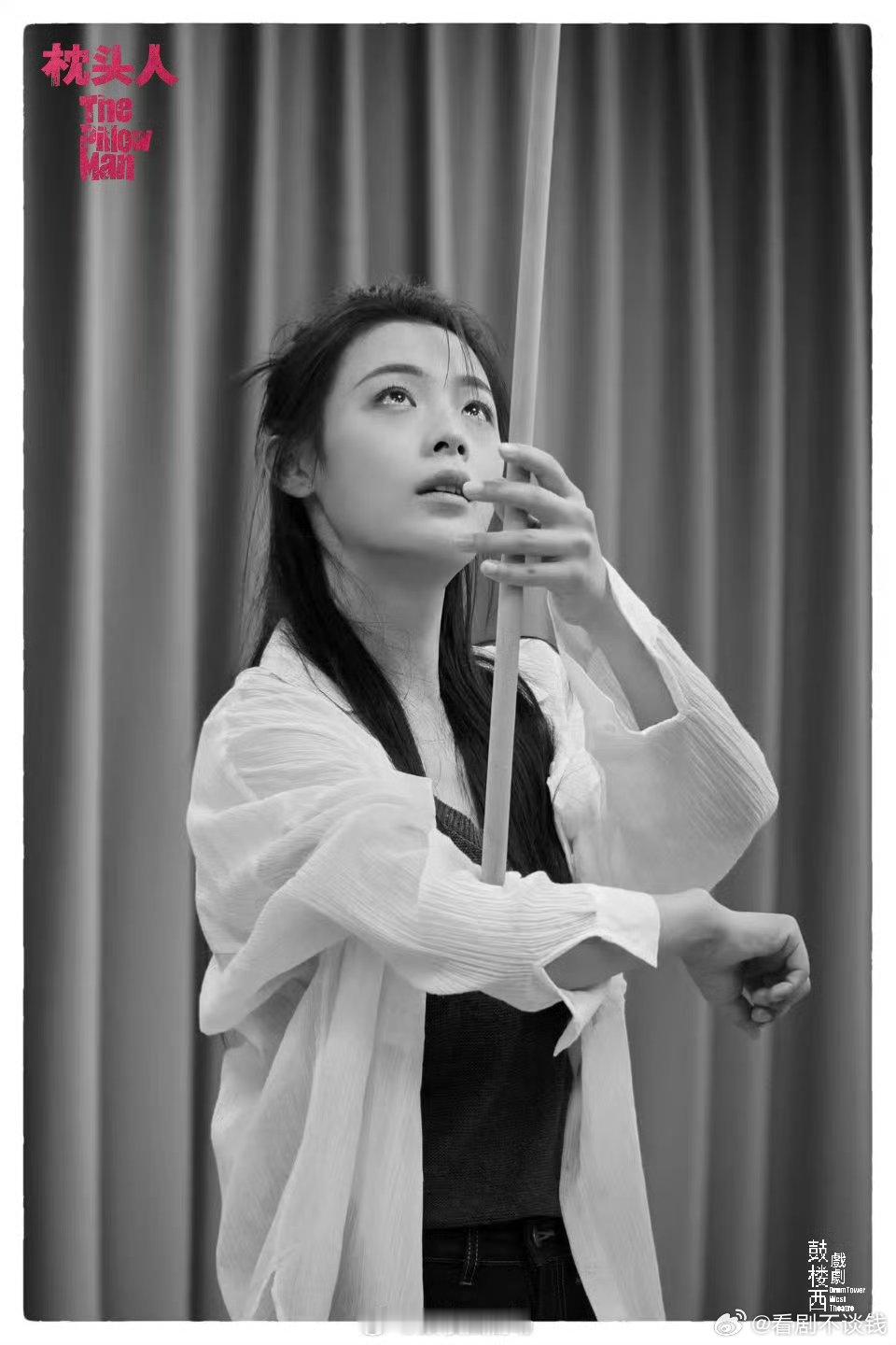 陈丽君的话剧彩排照片🈶 认真的丽君最美丽