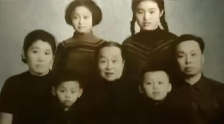 稳居C位的老太太，就是敬一丹的奶奶！除了父母之外，敬一丹最依恋就是奶奶！敬一丹与