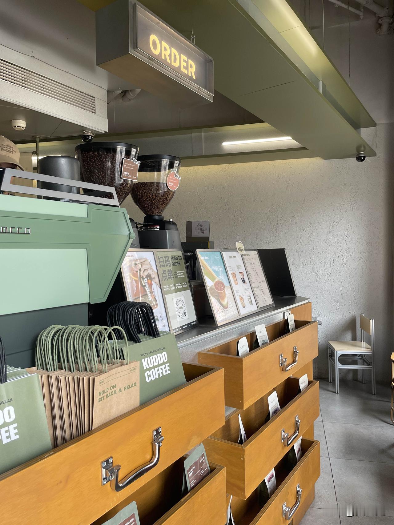 没有咖啡是不完整的一天。
咖啡与披萨的搭配，
一口焦香酥脆，一口醇厚回甘。
这才