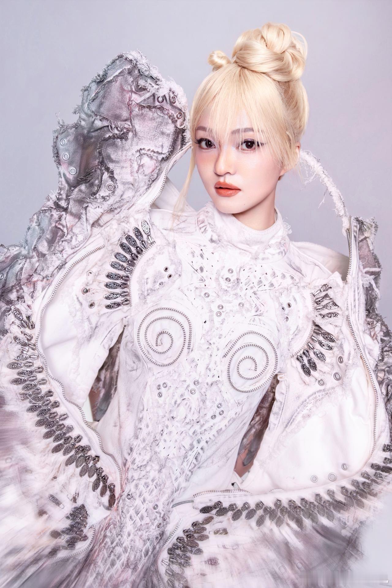 张韶涵玩家像素风手拿把掐 青岛站 + 张韶涵 + 玩家巡演，三重 buff 叠满