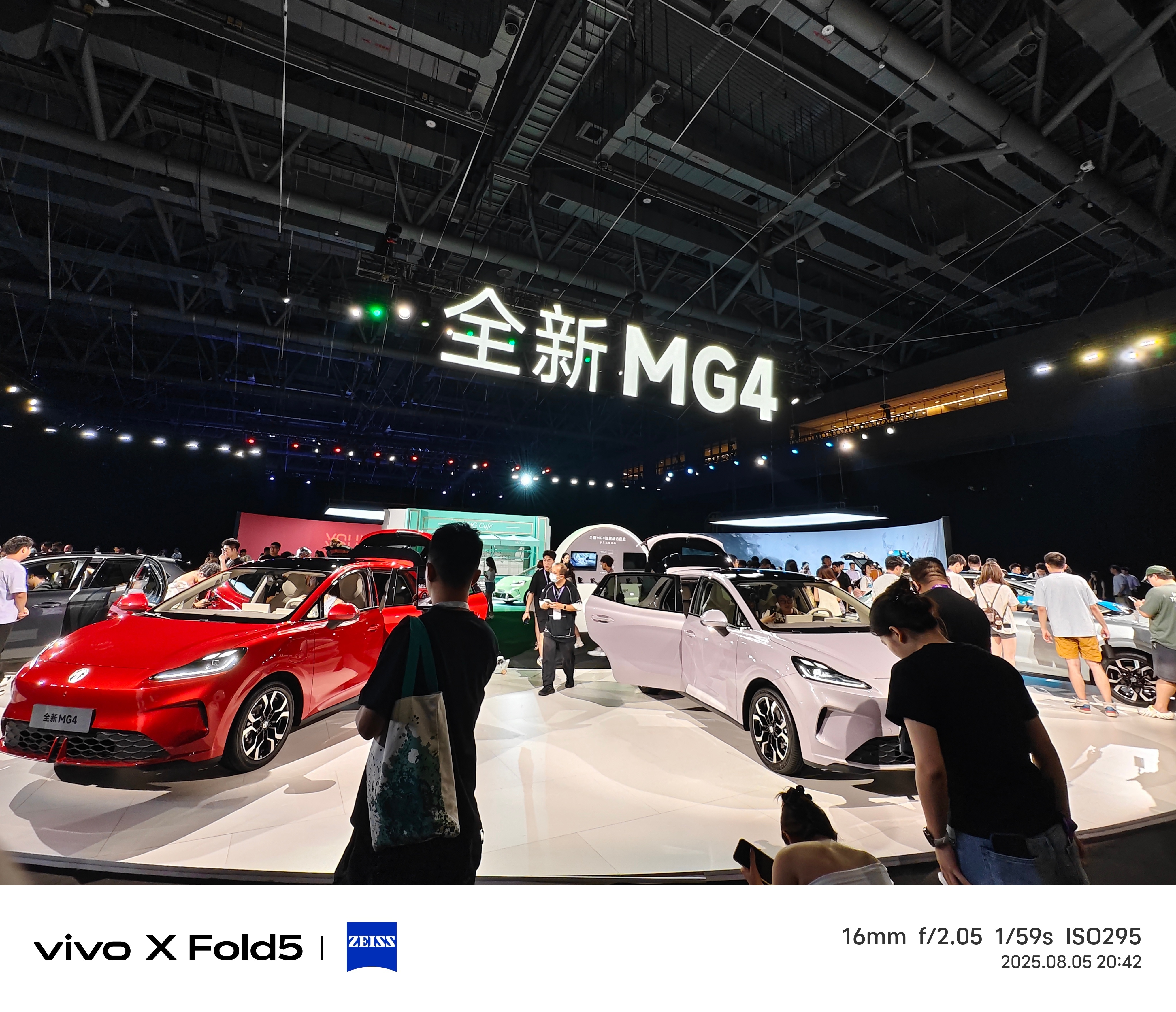 再带大家看一组全新MG4的现场实拍：这设计、空间、智能化、安全性、续航各方面确实