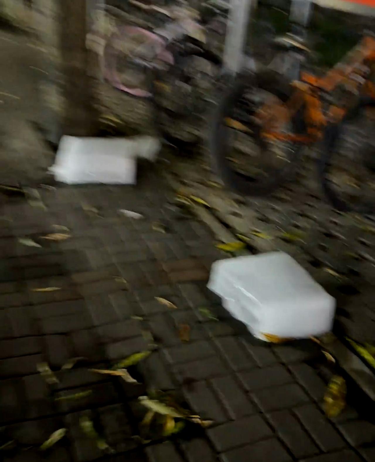 南宁已经热到路上要放冰块了

就冲我现在晚上开空调有时候会被冷醒的程度，我敢说还