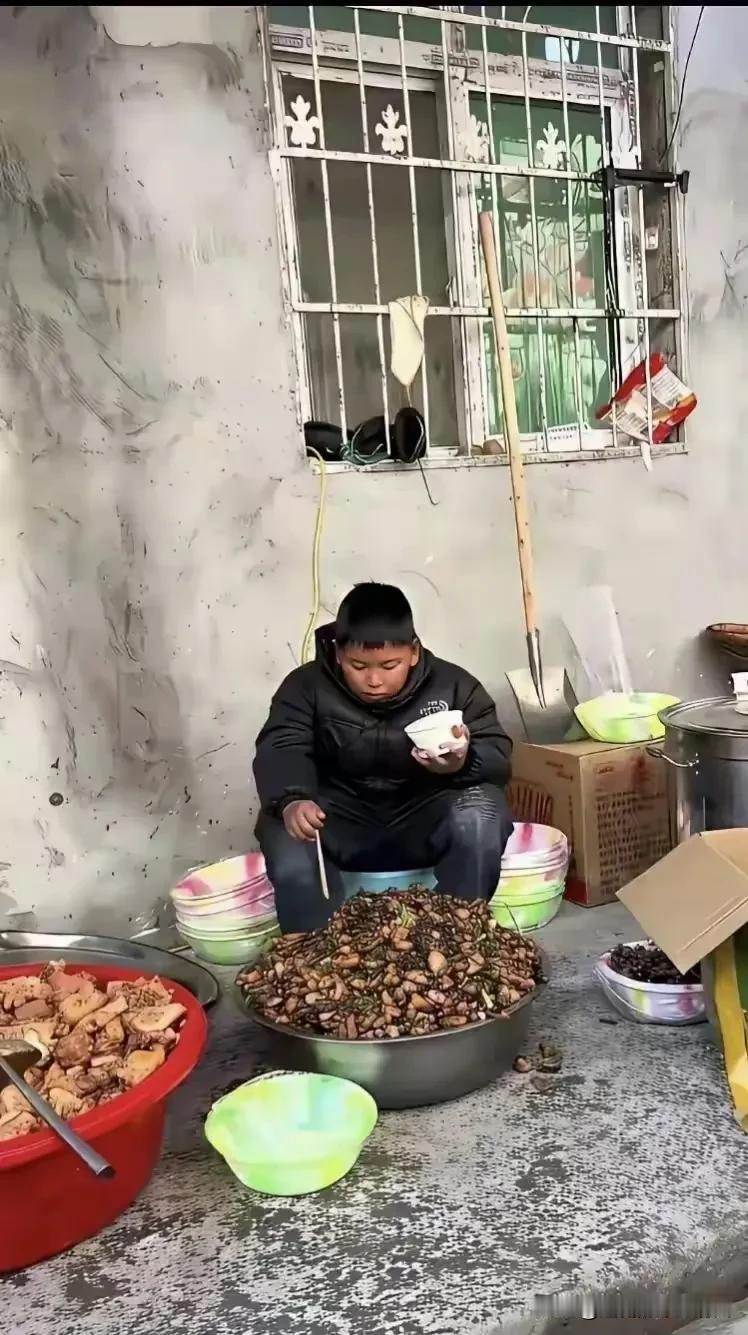 一个人吃饭，想怎么吃就怎么吃，既惬意，也心酸。