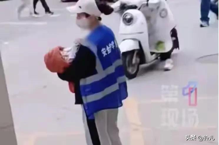 小学护学岗存在的意义又引争议，有的家长不在当地，找替岗每次100元，老师有的要求