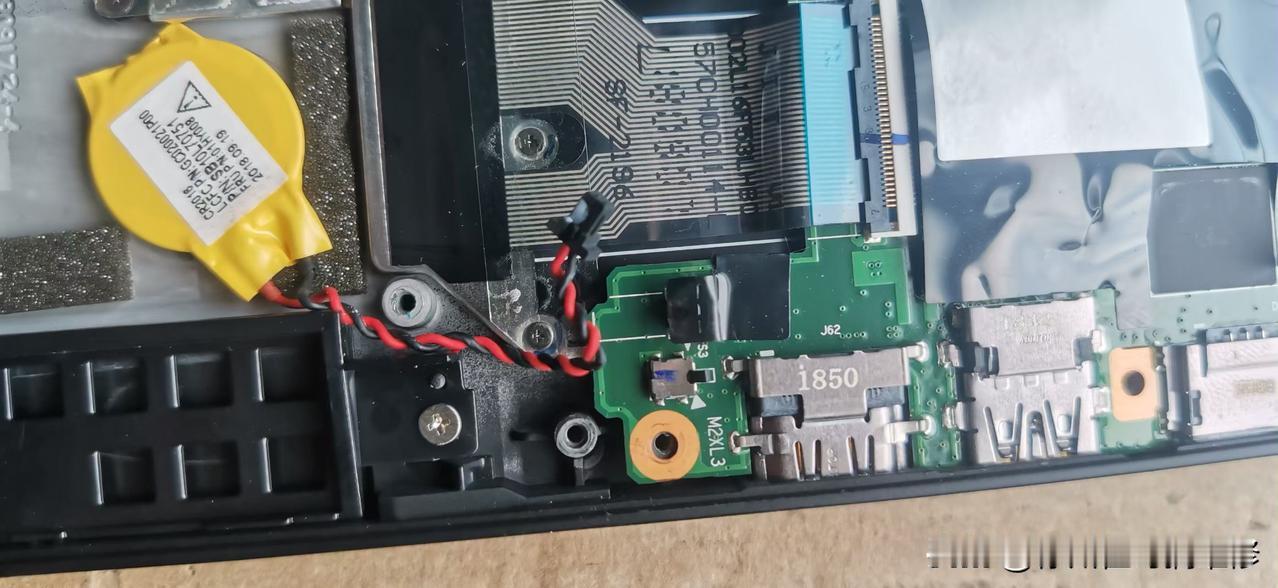 thinkpad的笔记本主板上有三个开关，一个是复位按钮，一个是防拆按钮，有的还