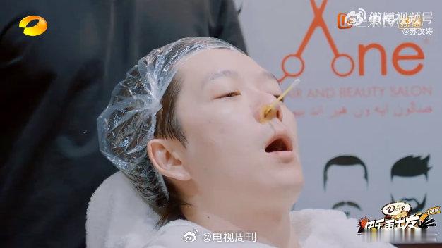 头一次见艺人上节目拔鼻毛 第一次看到艺人在节目上拔鼻毛，还是《快乐再出发》的老北