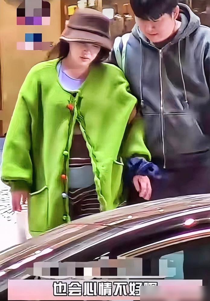 昨天阚清子就和老公去医院了
​
那时候应该就开始阵痛了
​
看着挺憔悴的，不过搀