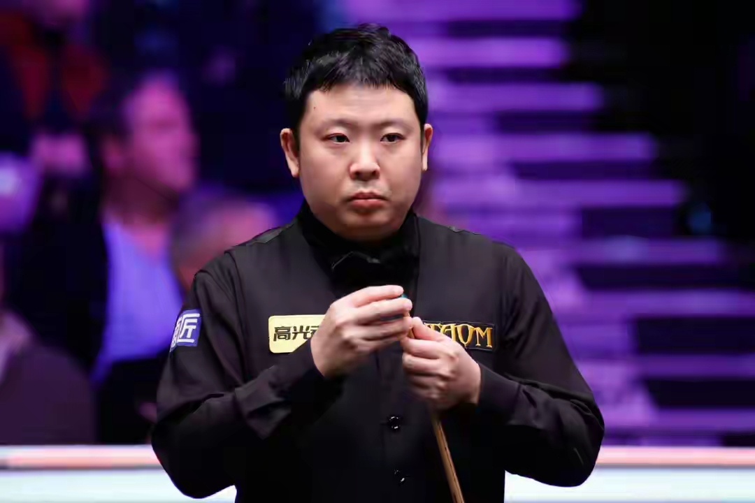 新科世锦赛冠军碰上资格赛突围的老将，结果是张安达用两杆破百、三杆60+的碾压级表