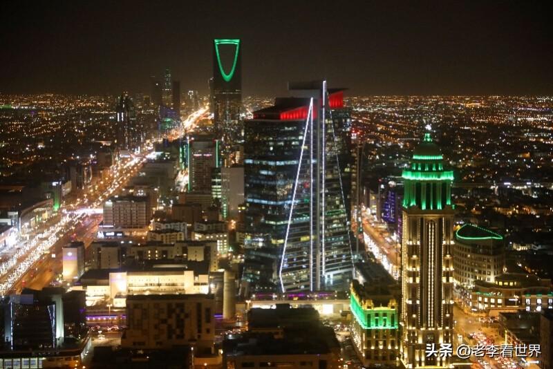 【夜间，沙特首都利雅得遭袭】
利雅得时间2026年3月18日晚上，美国《美联社》