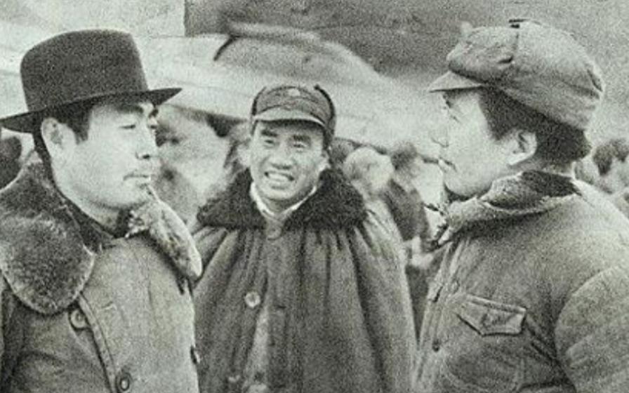 1950 年朝鲜战火烧至鸭绿江边，新生的新中国站在国运抉择的悬崖边，毛泽东与周恩