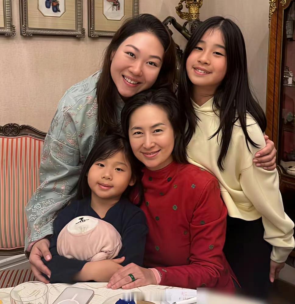 何超琼身家百亿，过年不回豪宅却挤在发小家发红包。有时候，几十年的烟火气，比血缘更