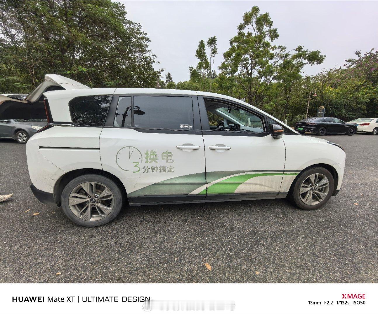 打了个换电的网约车，司机说深圳有四个换电站，走到换电站附近就换电，没有就充电。这