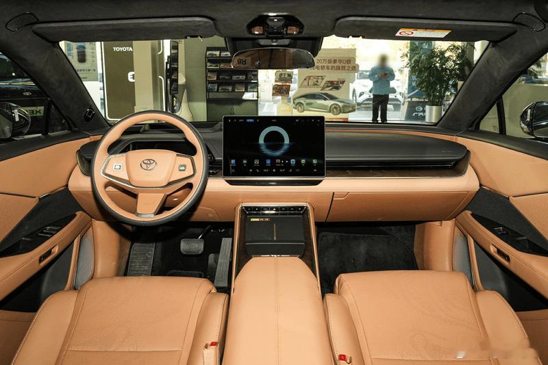 刚刷到了广汽丰田铂智7实车照片，挺好看，挺喜欢，而且还有鸿蒙座舱，挺想等明年三月