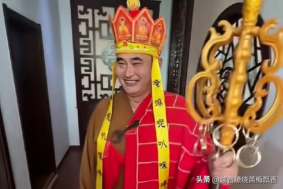 朱之文最近在网上是越来越火了，他在活动中又扮上了唐僧的妆容，但是没有一点唐僧的仪