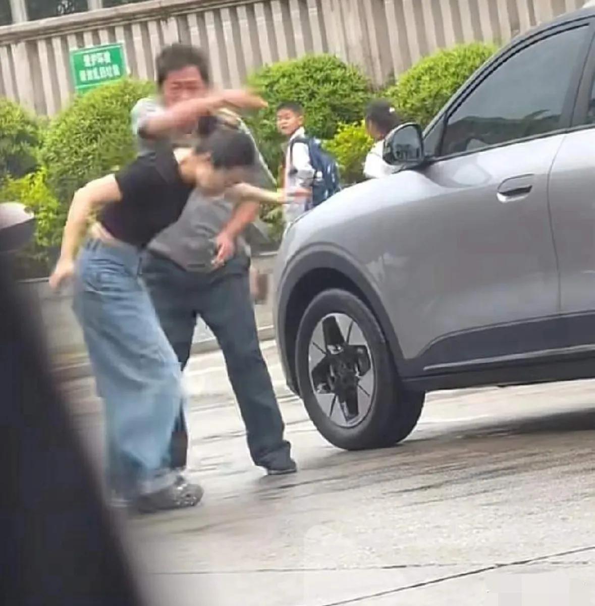 福建这位先动手的女家长，

这下真的栽大了，

一时冲动要付出的代价远超想象。