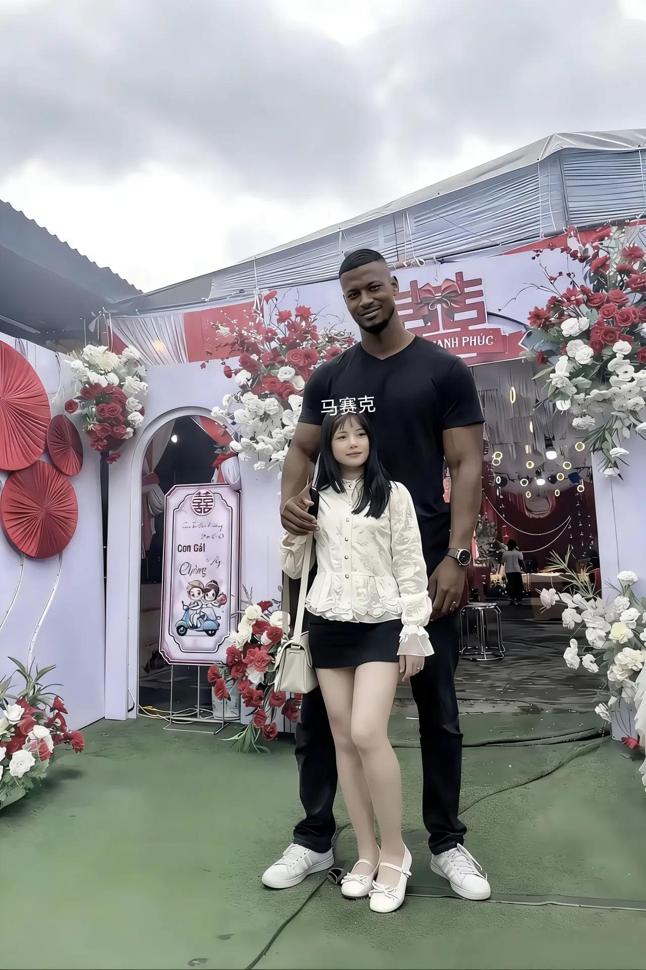 很多人看到这张“跨国童婚”照，心理感到不适，因为照片配文“明天带妻子回家”，画面