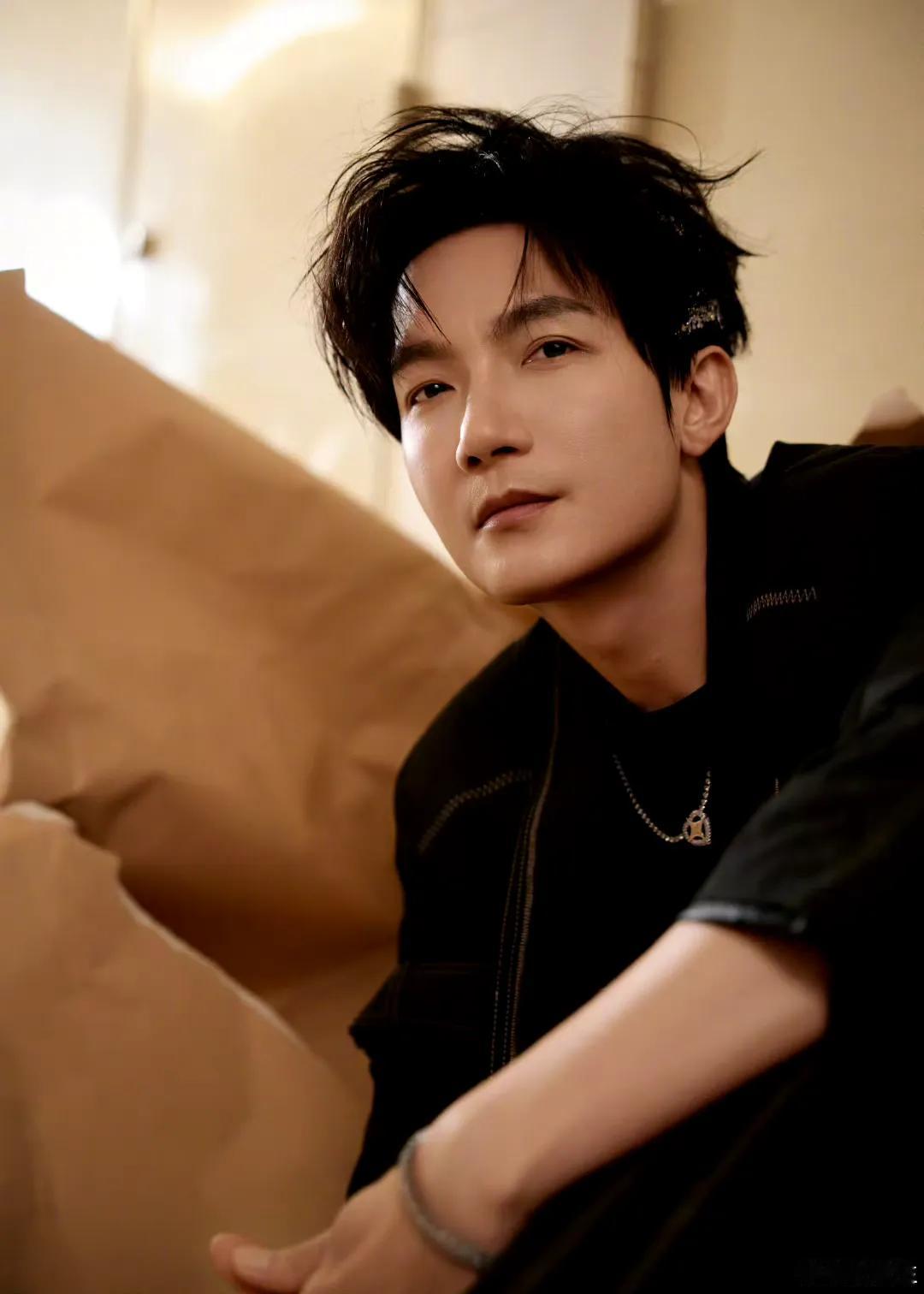 陈楚生武汉音乐节下班出图有！
今晚的生哥太帅太带感了，演唱《黄金时代》时打响指吹