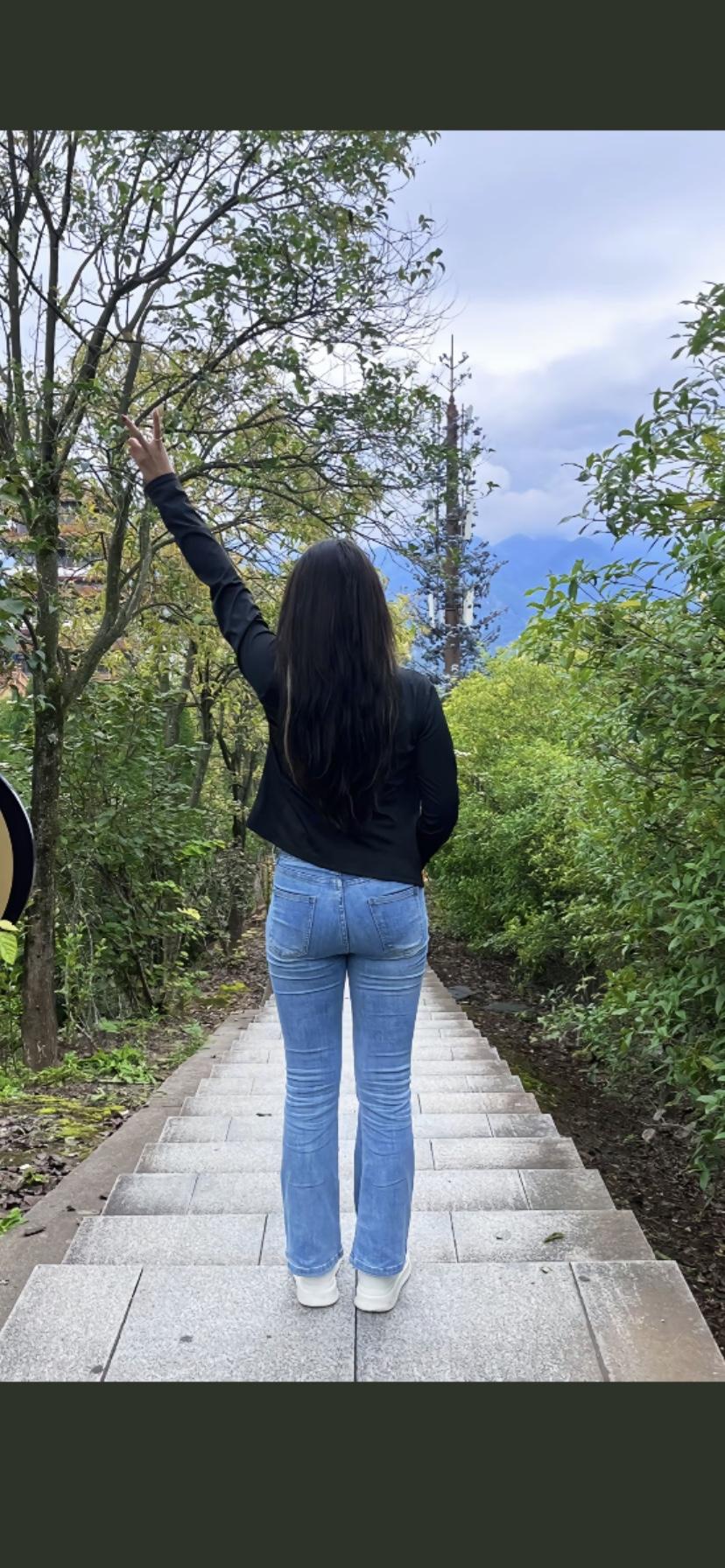 绿树掩映小径，轻纱拂面，心旷神怡。