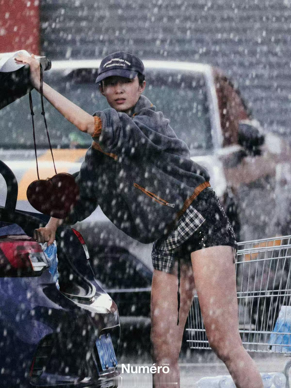 雎晓雯雨中狗仔照大雨偷拍视角下的雎晓雯 救命这组也太绝了，暴雨天拍封面还能这么好