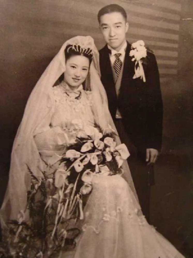 上世纪60年代，日本街头一家卖油条的小摊生意火爆，摊主是一对中年夫妻，正是晚清首