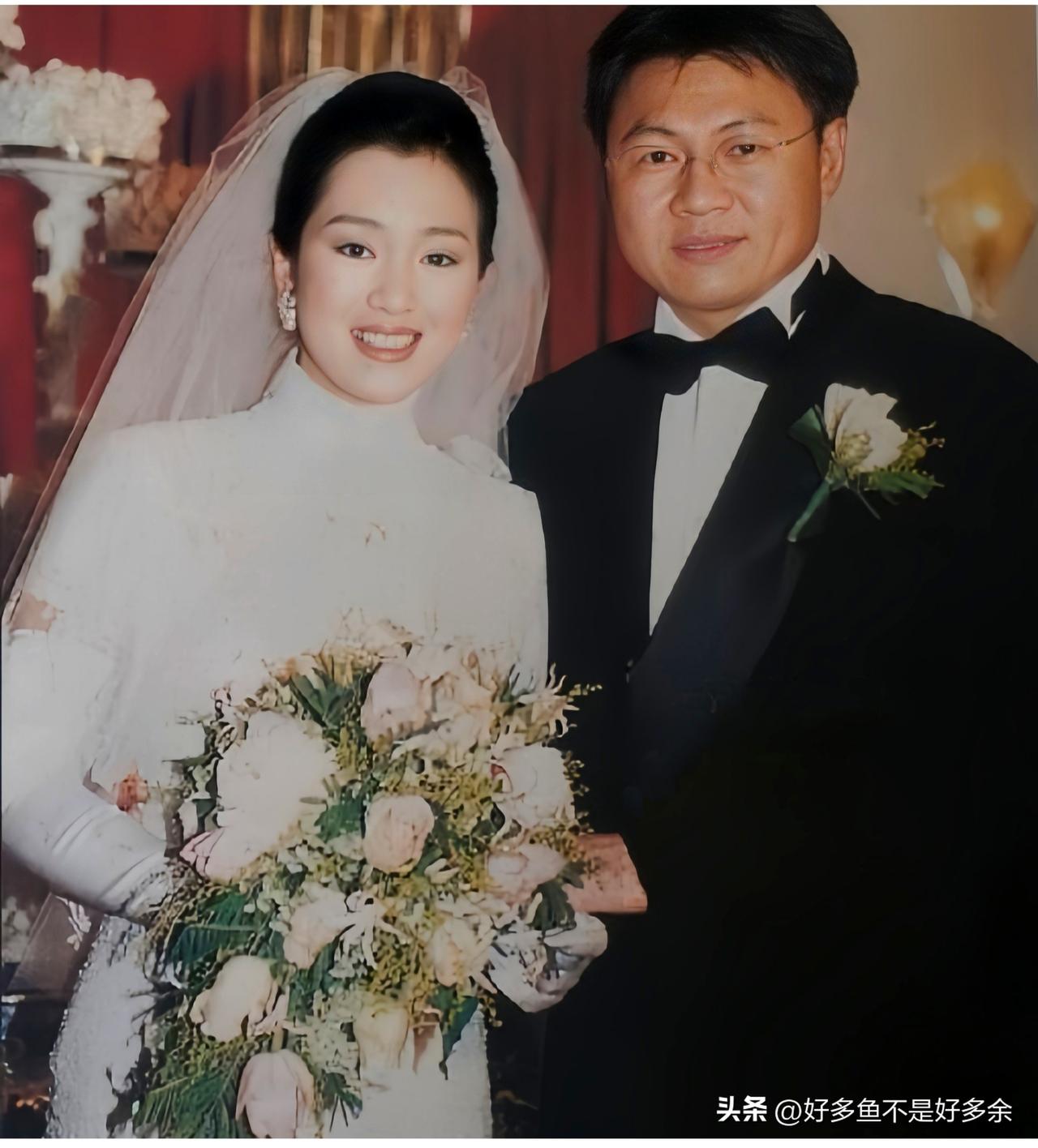 新婚燕尔的巩俐与黄和祥，这张照片拍摄于一九九六年香港。彼时巩俐三十一岁，很漂亮，