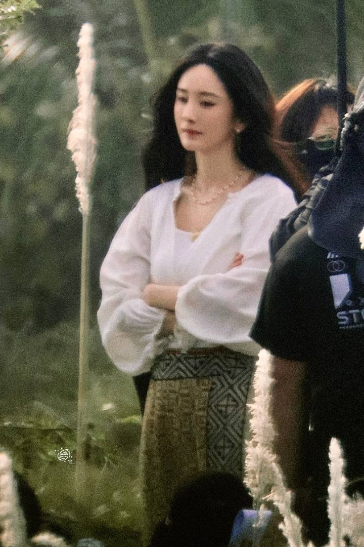 杨幂被媒体拍到现身央视彩排现场热知识 这只是之前彩排的照片，杨幂现在在组拍戏，敬