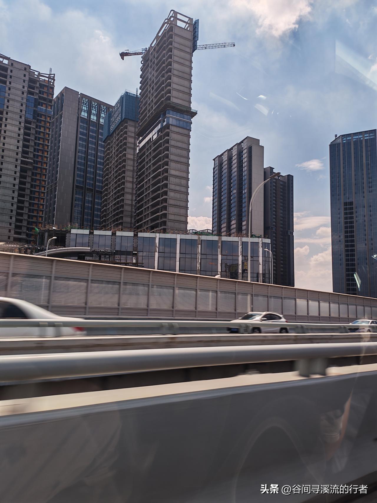 孩子永远是父母的话题。

今天出差，高铁上正好和同行的老张聊起家常。他比我年长几