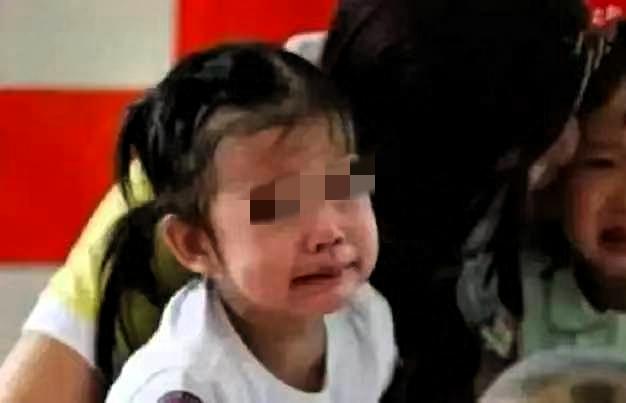 3岁女儿放学回家，紧扯裤子说“不能尿尿”，宝妈脱下裤子后气哭。

夫妻俩日常工作