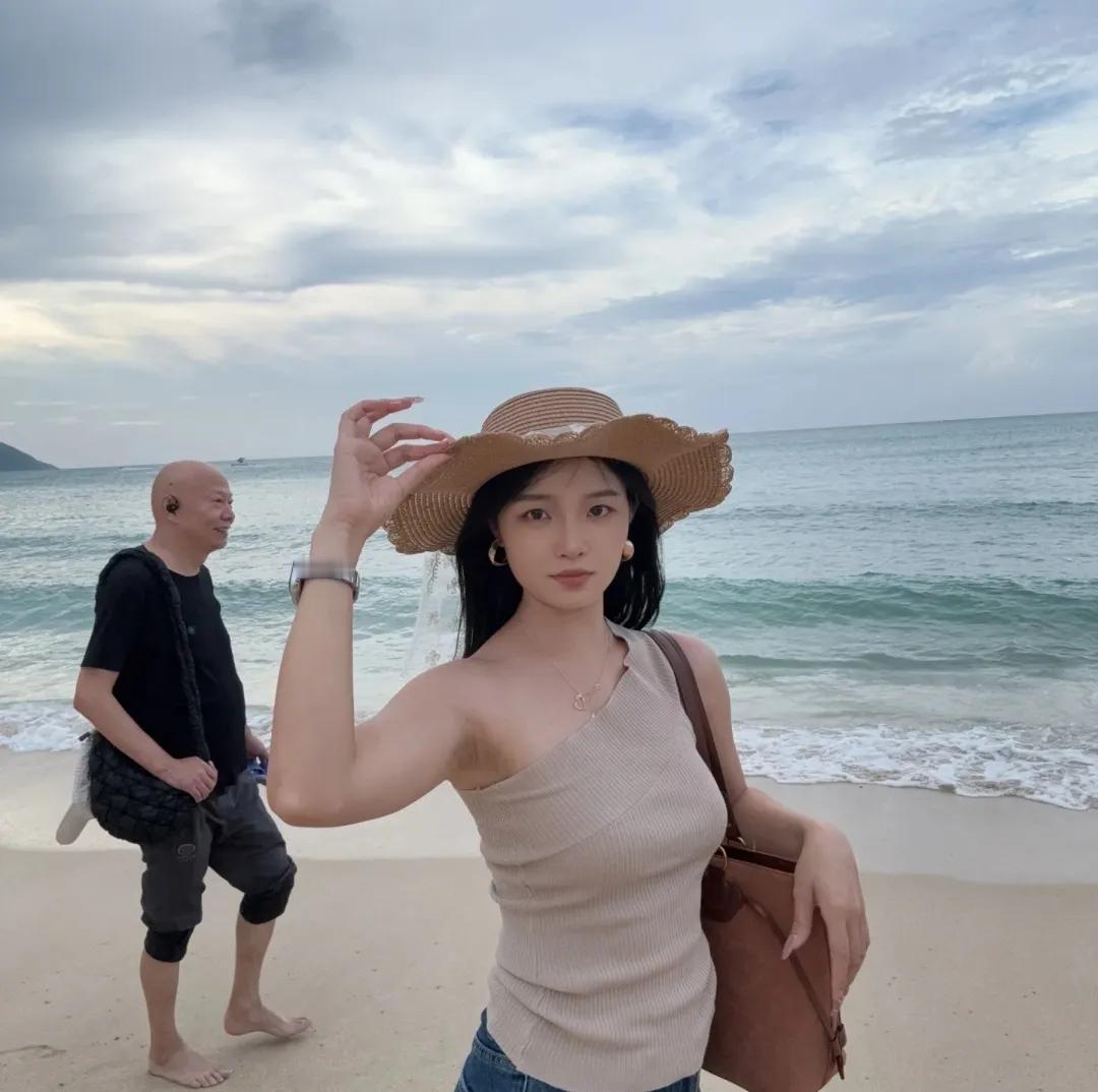 哪位高手帮我把女友身后这位男子P掉，谢谢！