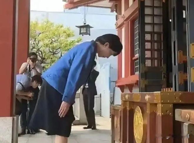 高市早苗又“搞事”！

高市早苗甫一胜选，就嚣张跋扈起来，竟然声称不仅要去参拜靖