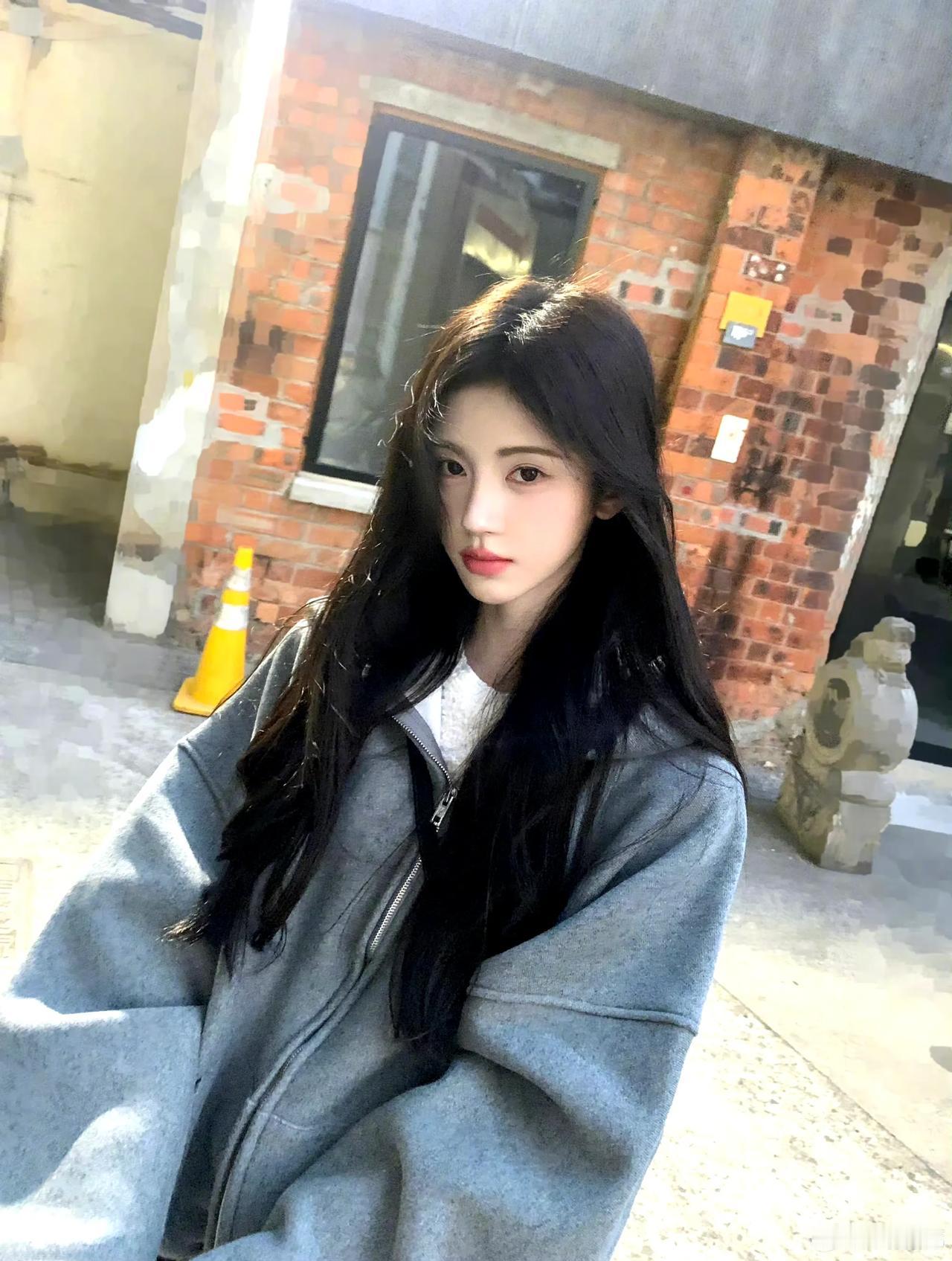 #宝藏兴趣攻略#鞠婧祎最新动态，从头到脚都散发出青春气息，在校女大学生既视感。
