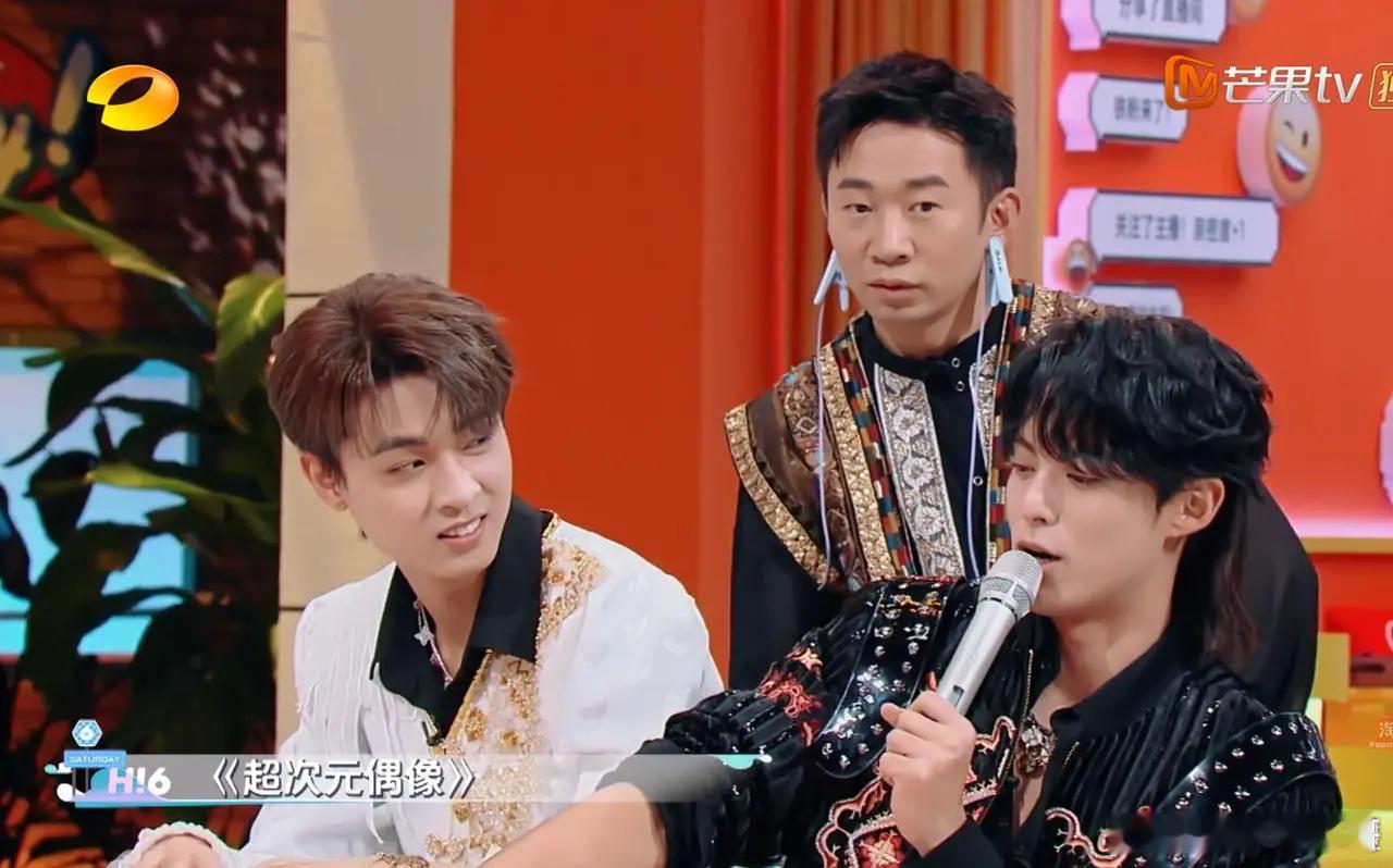 檀健次问王鹤棣：“《你好星期六》是不是你录过最开心的节目吗？”王鹤棣回答：“不是